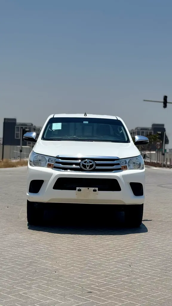 Toyota Hilux 2025 — photo 1 of 15