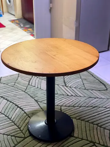 Round wooden dining table - perfect condition