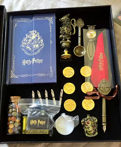 Harry Potter Collectible Writing Set with Seals, Feather pen and wax.
