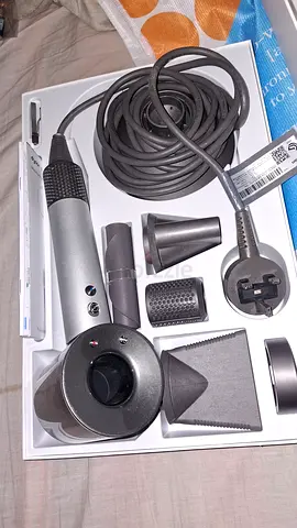 Dyson supersonic hairdryer. With complete accessories box as new professional dryer