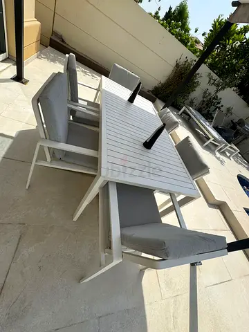 Outdoor Dinning tabel plus 6 Chairs Bought from Creative living Like New