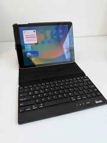 iPad 5th generation 32GB with portable Bluetooth keyboard - excellent condition