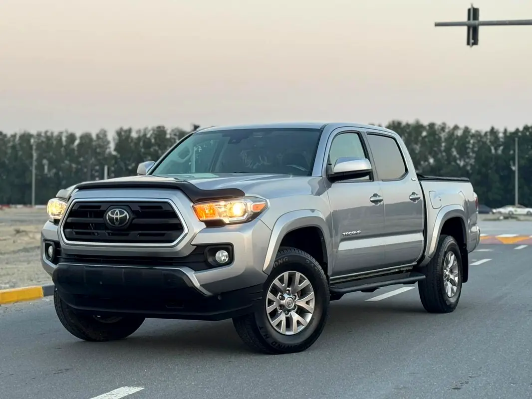 Toyota Tacoma 2018 — photo 1 of 12
