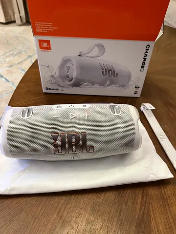 JBL Charge 6 Portable Bluetooth Speaker - White, Excellent Condition, never used and still in box