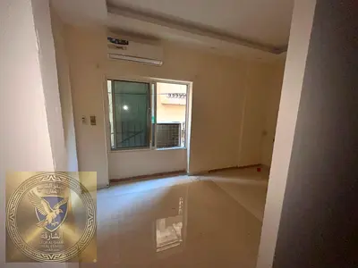 استوديو بمنطقة القليعة للايجار السنوي مساحة واسعة تكييف سبليت مطبخ منفصل جاهز للسكن بناية عائلات