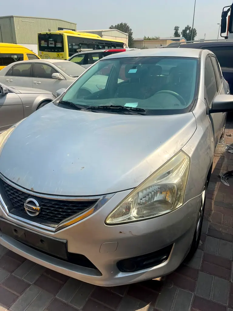 Nissan Tiida 2016 — photo 1 of 7