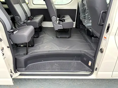 2025 Toyota HIACE — фото 15