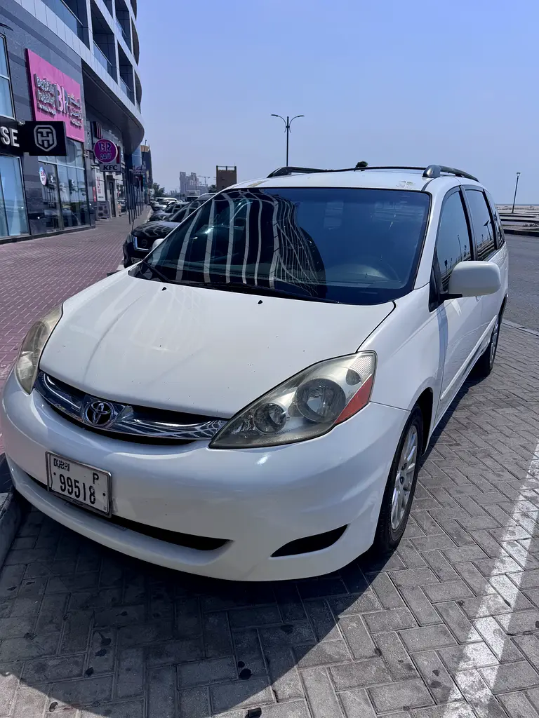 Toyota Sienna 2008 — photo 1 of 8