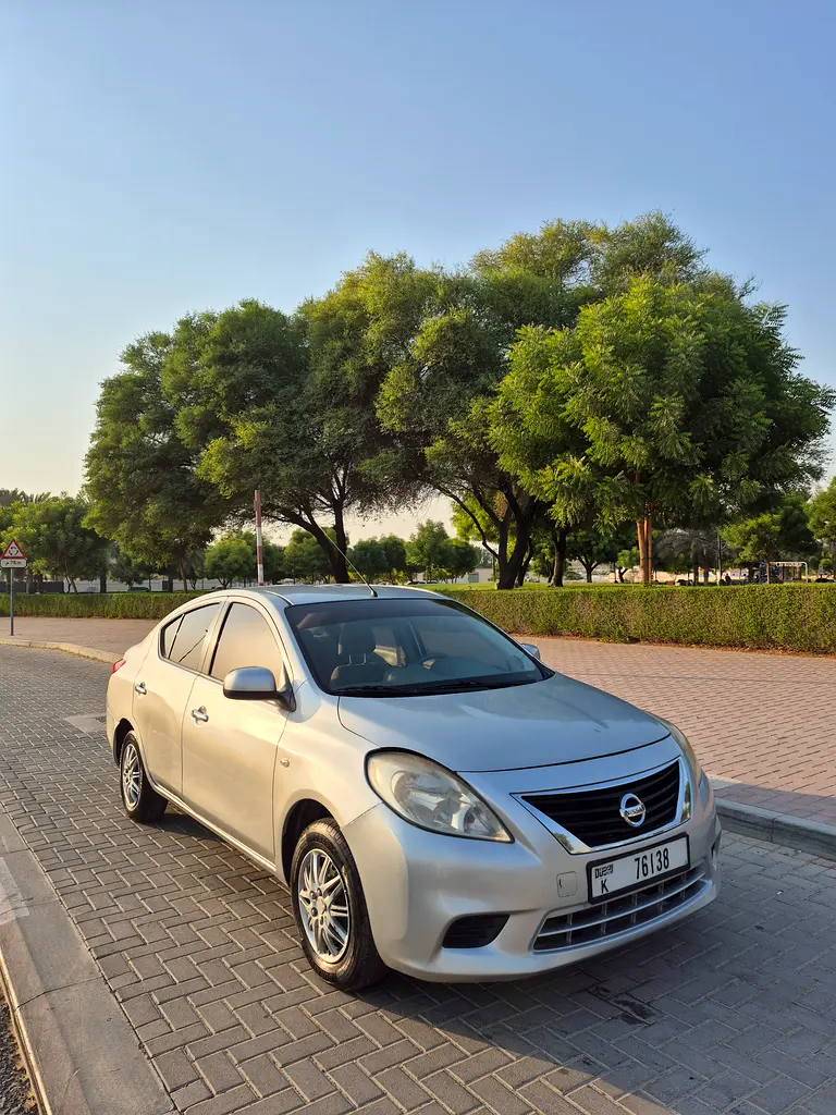 Nissan Sunny 2012 — photo 1 of 10
