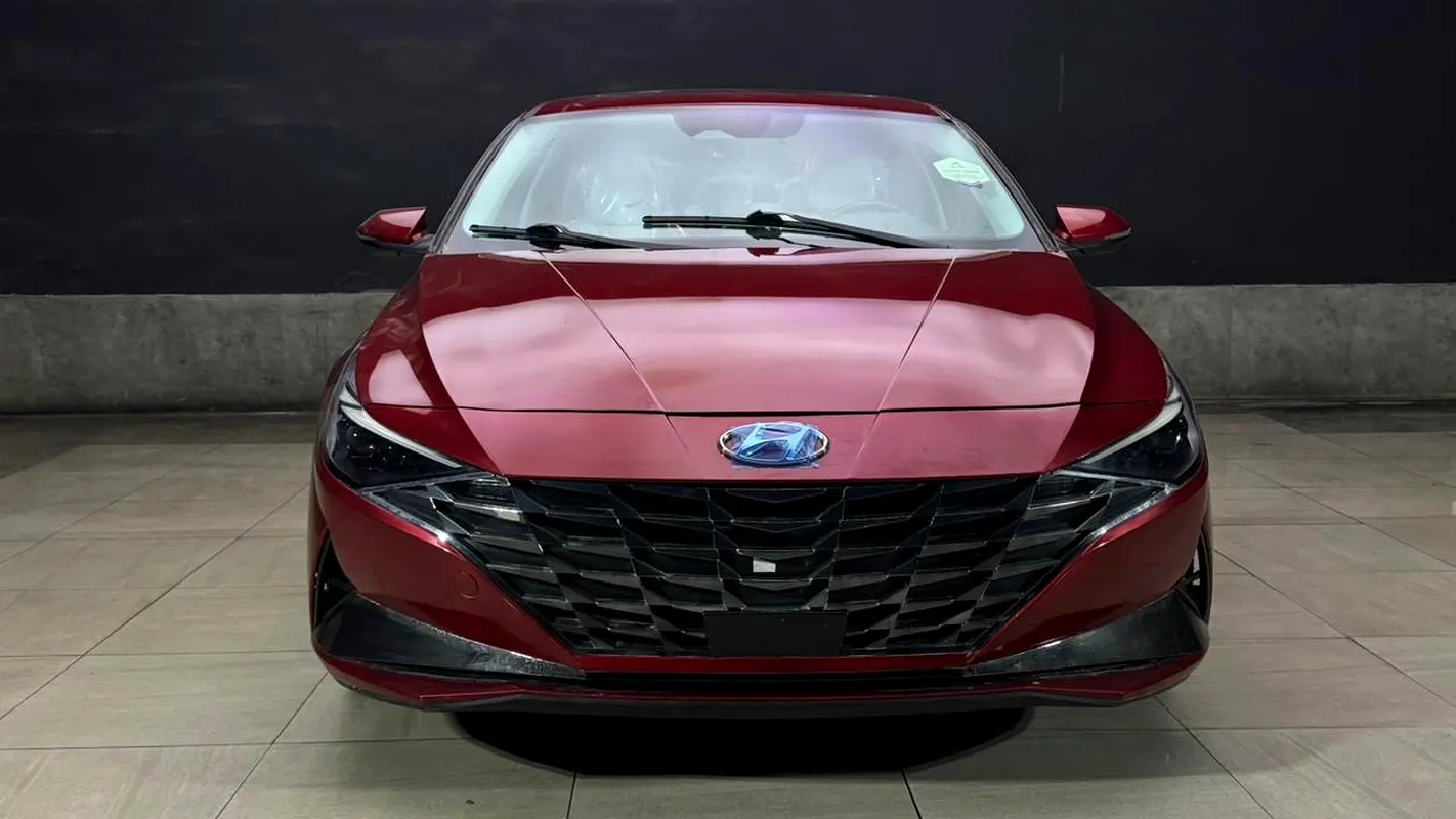 Hyundai Elantra 2024 — photo 1 of 12