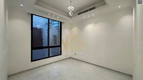 Freehold villa in Al Yasmin, central air conditioning, super deluxe finishing, registration and ownership fees included.