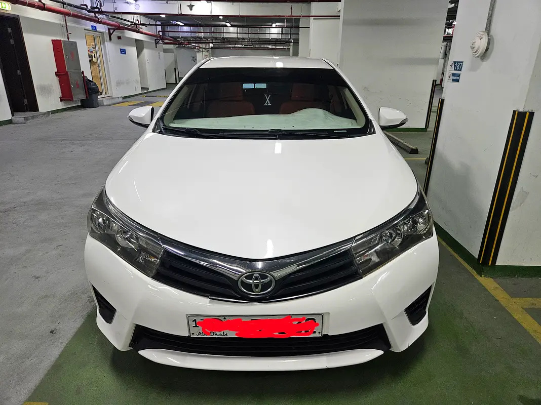 Toyota Corolla 2014 — photo 1 of 9