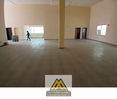 Showroom for rent in Al Jurf Industrial 2, Ajman, 2,110 sq.ft, office, kitchen and bathroom, fully equipped, AED 150,000, 4 installments.