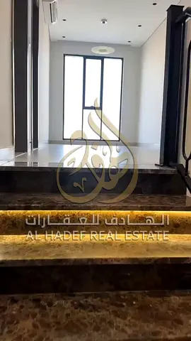 فيلا فاخرة للإيجار السنوي في الطي شرق الشارقة بمساحة 5000 قدم² تضم 5 غرف نوم و7 حمامات وصالة ومجلس وغرفة خادمة وغرفة غسيل موقع مميز قريب من مسجد الشار
