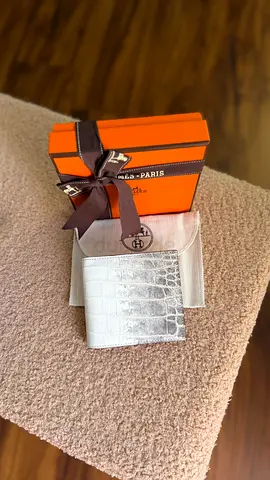 Hermes White leather bi-fold cardholder wallet (brand -new)