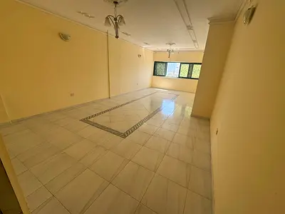 3 غرف زصالة بالمجاز 2 على شارع جمال عبد الناصر | تصلح سكن عائلي او عزاب | 2 بلكون | غرفة خادمة | سهل لمخرج دبي