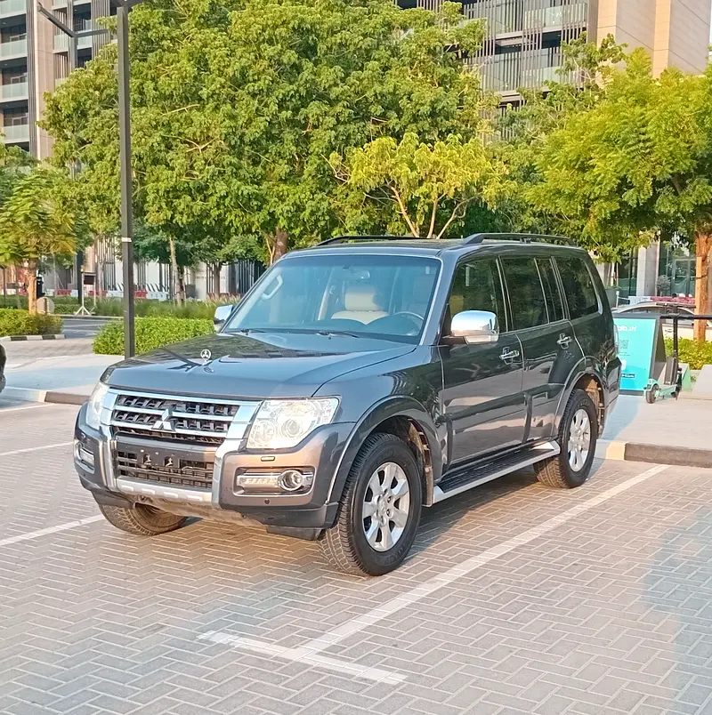 Mitsubishi Pajero 2015 — photo 1 of 17