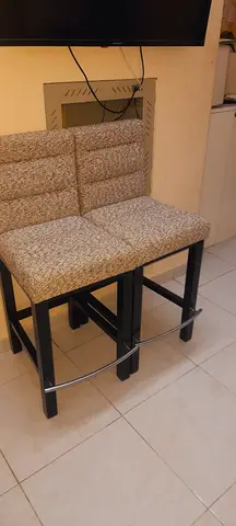 Compact 2-seater upholstered bench with metal frame