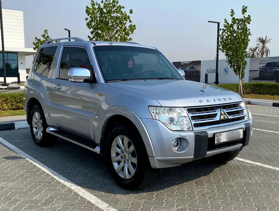 Mitsubishi Pajero 2010 — photo 1 of 16
