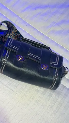 شنطة كروس سوداء أنيقة مع حزام مزخرف