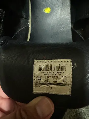 Used black Jordan sneakers, size 8.5 US
