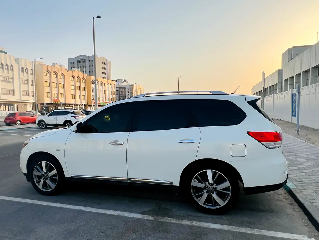 Nissan Pathfinder 2013 — photo 1 of 17