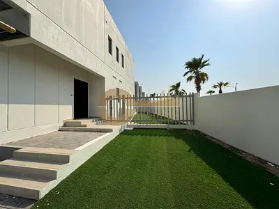 IDEAL CORNER UNIT | SINGLE ROW | BIG PLOT | VACANT