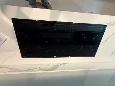 Built-in black induction cooktop - 4-zone sleek design