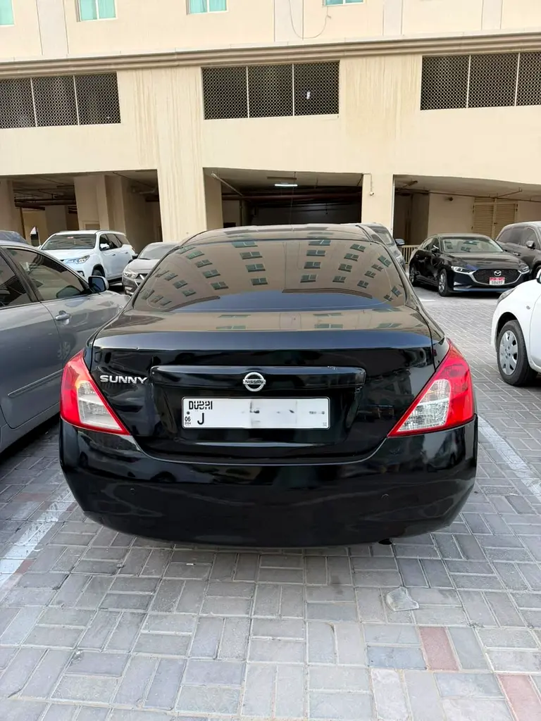 Nissan Sunny 2012 — photo 1 of 5