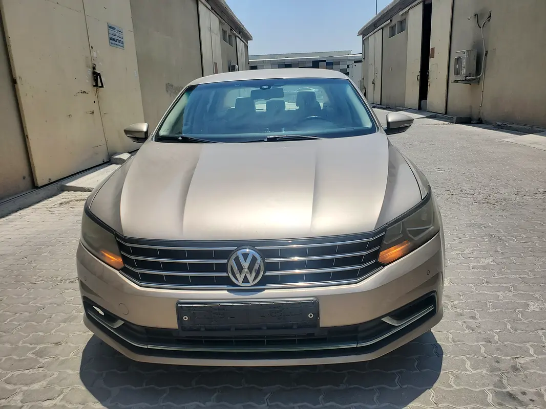 Volkswagen Passat 2018 — photo 1 of 10