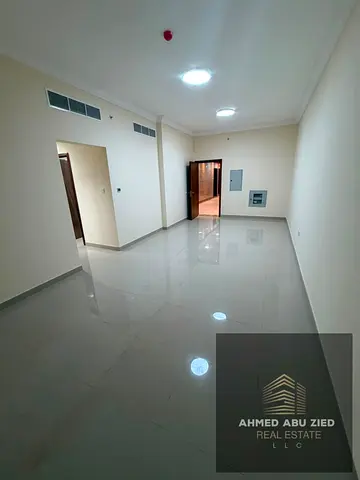 غرفة ماسترصالة كبيرة اول ساكن مطبخ واسع 2 حمام تكييف مركزي بلكونة اطلالة مفتوحة خزائن حائط تسهيلات بالدفع قريب لمخرج دبي الشارقة تامين شيك