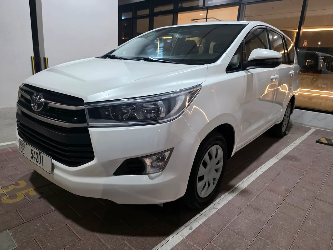 Toyota Innova 2019 — photo 1 of 17