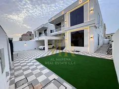 Two-story villa with an internal courtyard and 5 bedrooms. Located close to services and public faci