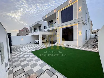 Two-story villa with an internal courtyard and 5 bedrooms. Located close to services and public facilities. Price includes air conditioning fees.