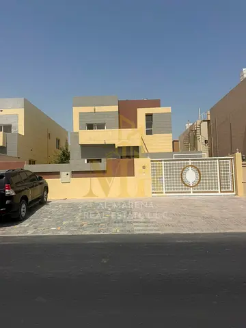 فرصة مميزة لامتلاك فيلا واسعة في موقع استراتيجي ومطلوب، قريبة من جميع الخدمات.