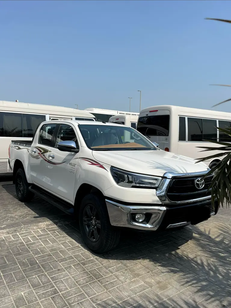 Toyota Hilux 2025 — photo 1 of 10