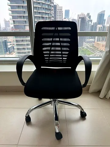 Comfortable Black Mesh Office Chair with Armrests and Wheels