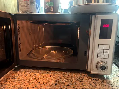 Black+Decker countertop microwave oven - good working condition
