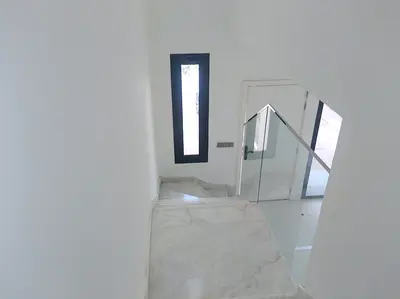 عرض مميز: فيلا مكونة من غرفتي نوم، مع موقف سيارات، وفناء واسع، و3 حمامات.