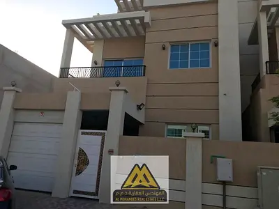 فيلا للإيجار تضم 5 غرف، مجلس، صالتين، غرفة خادمة ورووف، مناسبة للعائلات، الإيجار السنوي 90,000 درهم.