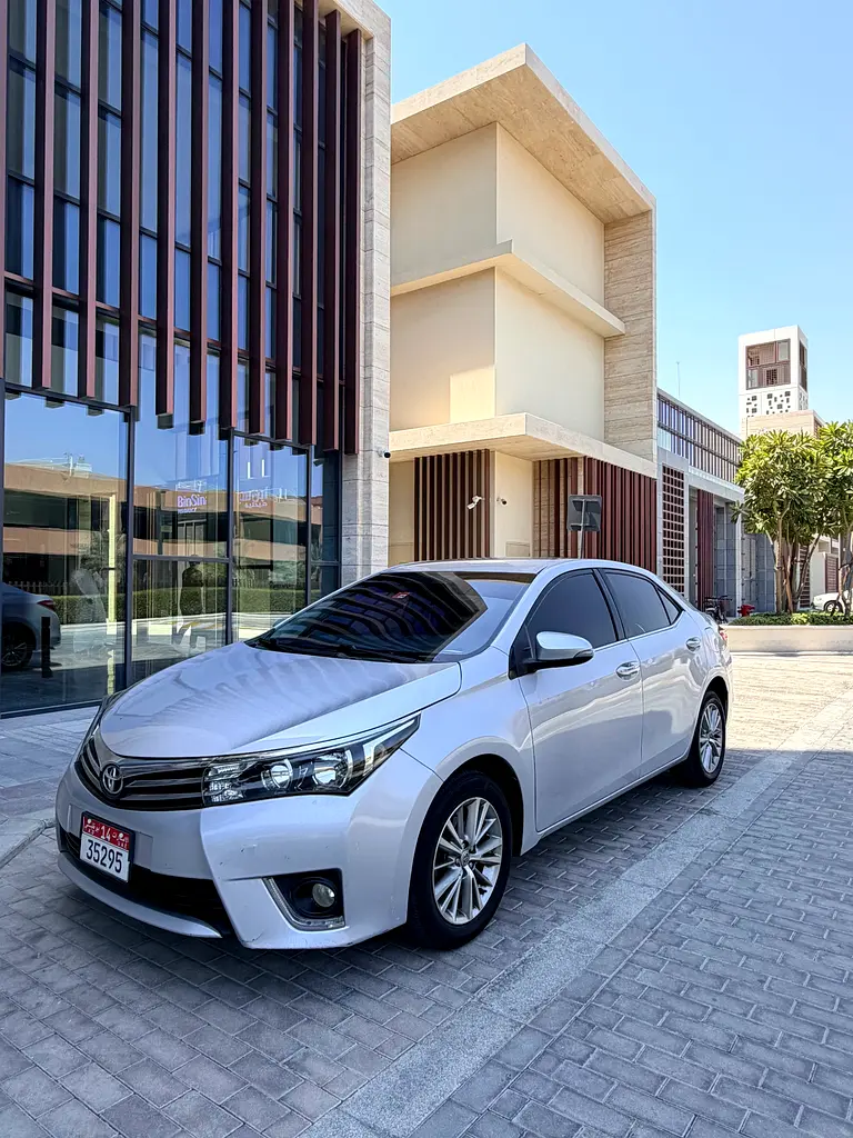 Toyota Corolla 2014 — photo 1 of 7