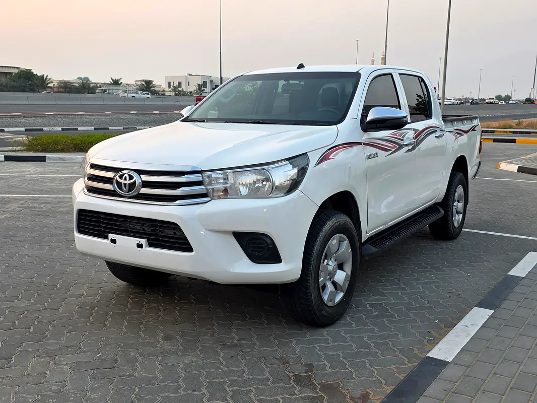 Toyota Hilux 2022 — photo 1 of 13