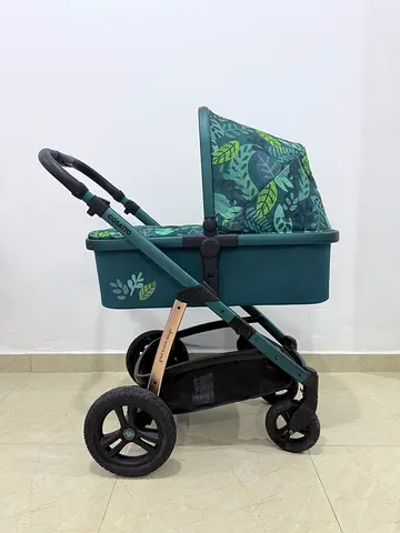 Cosatto bassinet and car seat 3 in 1 - Green Leaf Print (Good Condition)