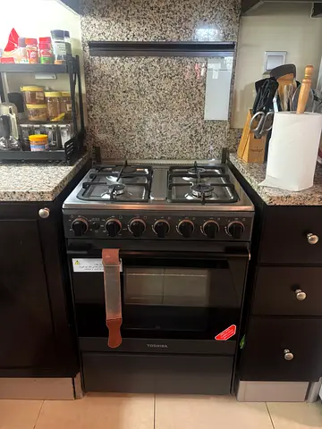 Toshiba freestanding gas cooker with oven - good working condition