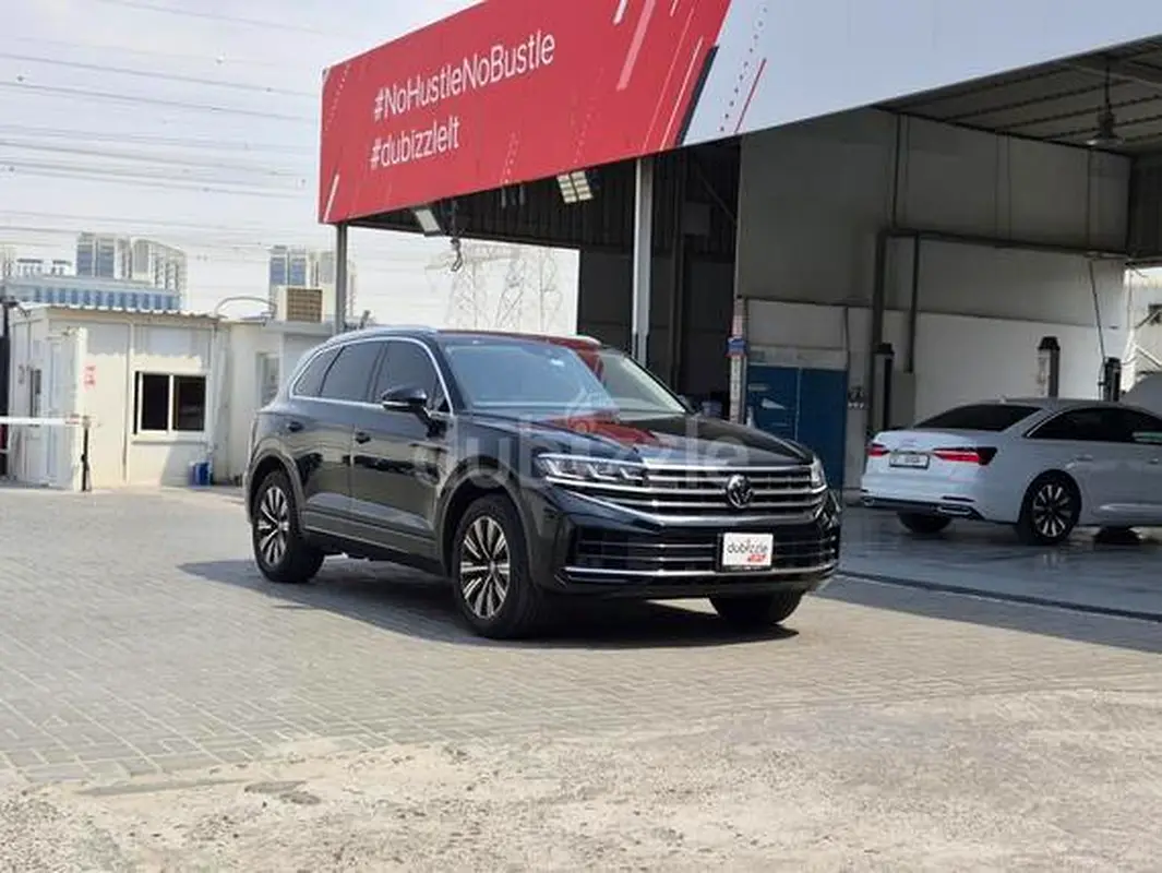 Volkswagen Touareg 2024 — photo 1 of 12