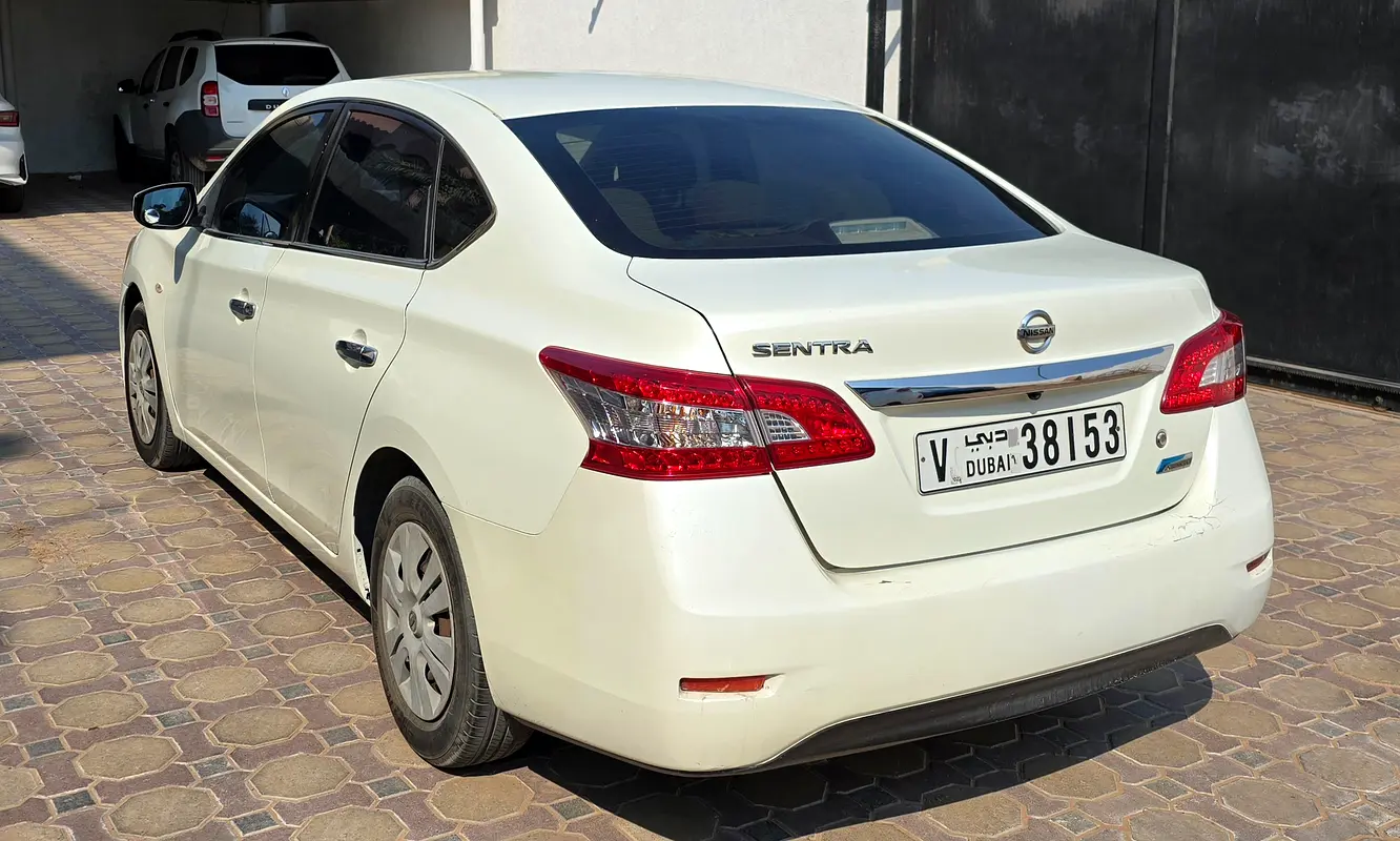 Nissan Sentra 2015 — photo 1 of 9