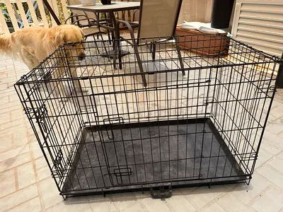Metal dog crate with removable tray - very good condition