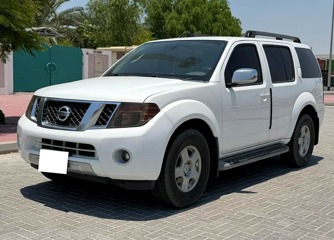 Nissan Pathfinder 2011 — photo 1 of 16
