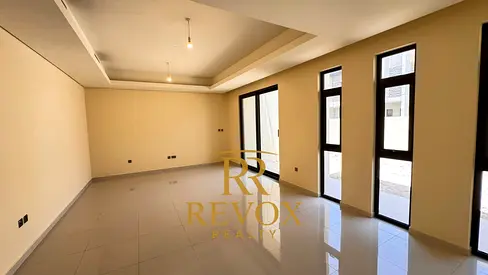 Spacious 3BR Townhouse | Closed Kitchen | R2M