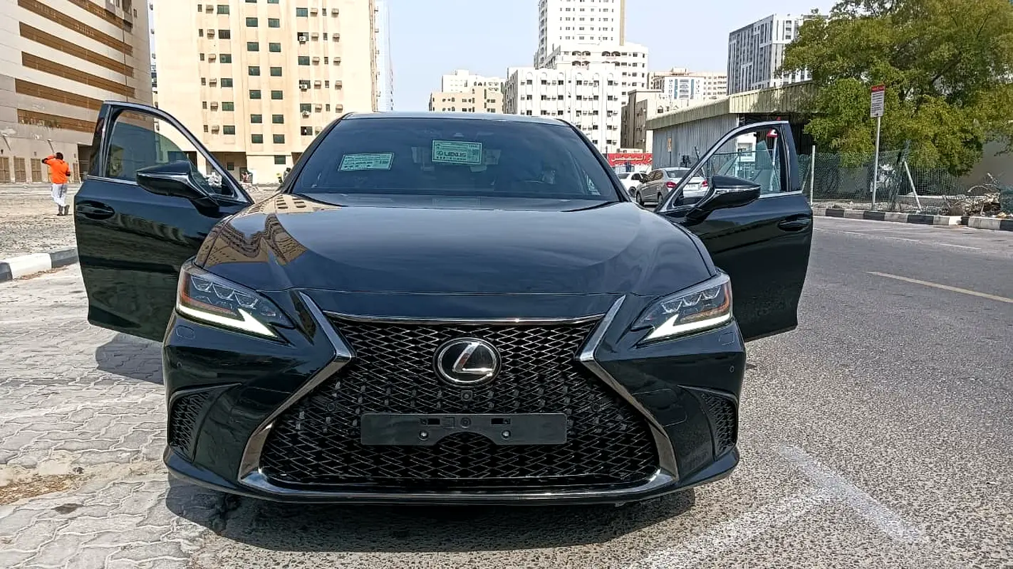 Lexus ES-Series 2021 — photo 1 of 15